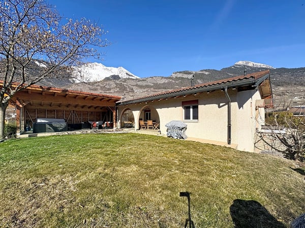 Spacieuse villa au calme, terrasse et jacuzzi 9