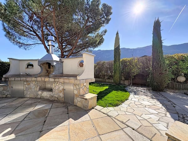 Spacieuse villa 5.5 pièces avec piscine et jardin 12