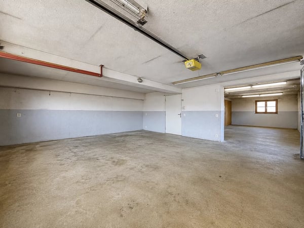 Grande maison avec 2 appartements et vaste garage 11
