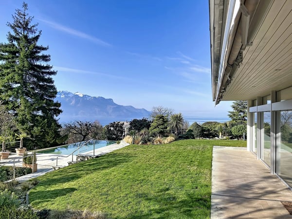 Propriété d'exception de 7.5 pièces avec piscine 1