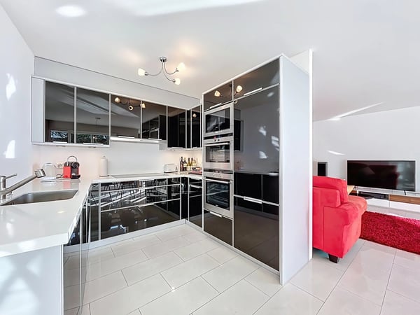 Spacieux 4.5 pièces dans résidence moderne avec balcon et terrasse 4