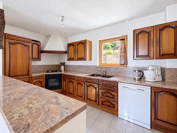 Opportunité à saisir en plein coeur du village ! 3