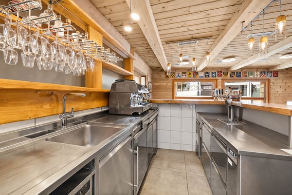 Immeuble mixte offrant diverses possibilités d'utilisation- A saisir! 9
