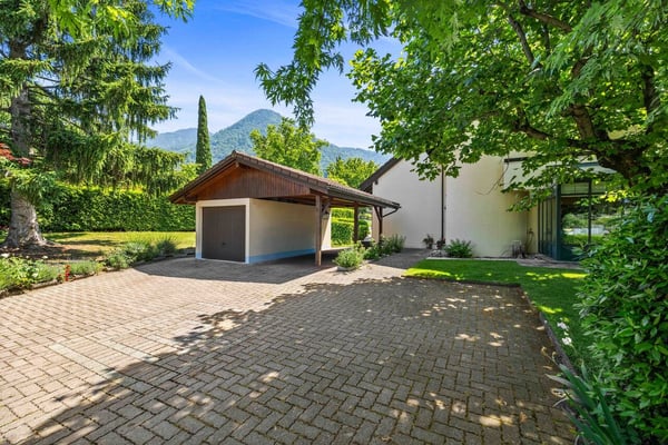 Magnifique villa jumelée avec grand jardin paysager. Coup de coeur! 5