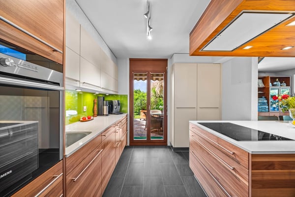SPLENDID SEMI-DETACHED VILLA WITH LARGE LANDSCAPED GARDEN. LOVE AT FIRST SIGHT! 8