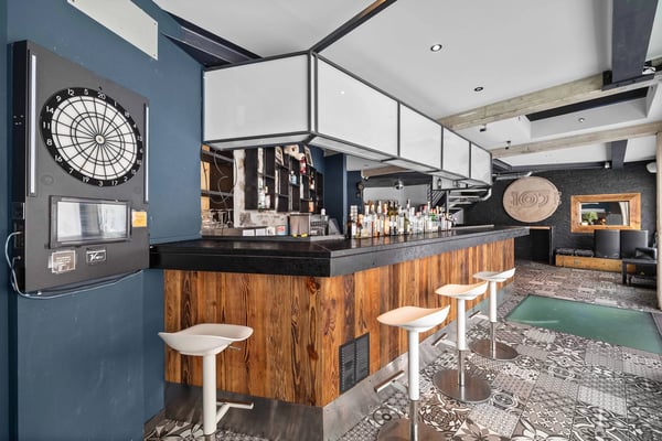 Main bar in the center of the station 5