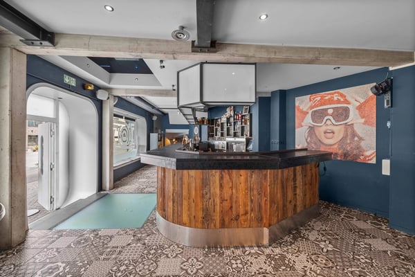 Main bar in the center of the station 6