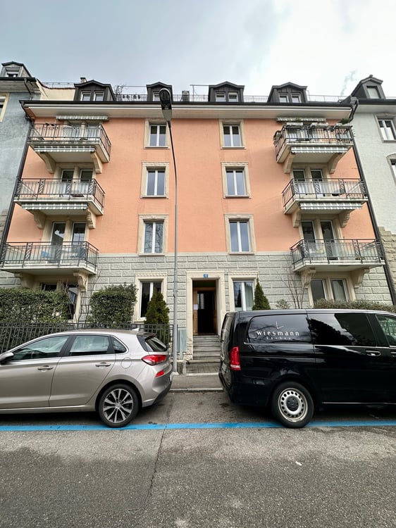 Spacious 1.5-Room Apartment with Balcony in Zürich 8006 1