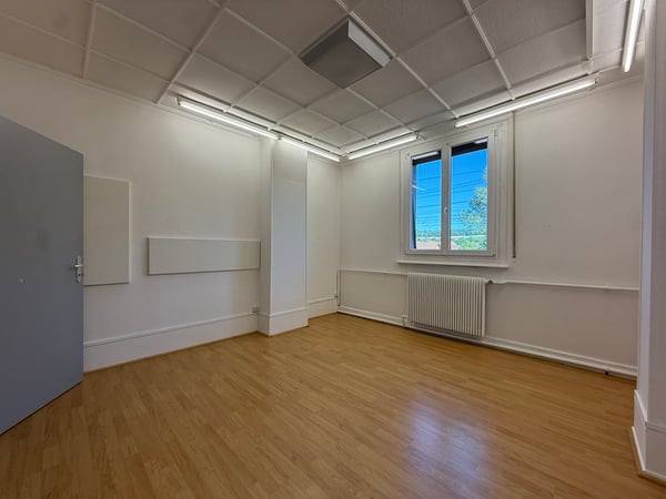 À LOUER - 2 GRANDS LOCAUX COMMERCIAUX AVEC VITRINE SUR RUE À ROMONT 4