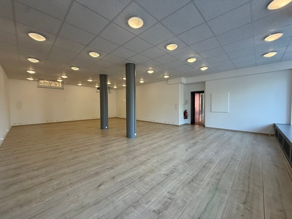 À LOUER - 2 GRANDS LOCAUX COMMERCIAUX AVEC VITRINE SUR RUE À ROMONT 8