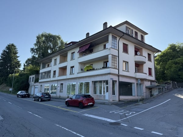 À LOUER - 2 GRANDS LOCAUX COMMERCIAUX AVEC VITRINE SUR RUE À ROMONT 1