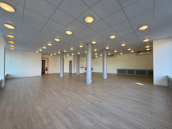 À LOUER - 2 GRANDS LOCAUX COMMERCIAUX AVEC VITRINE SUR RUE À ROMONT 3