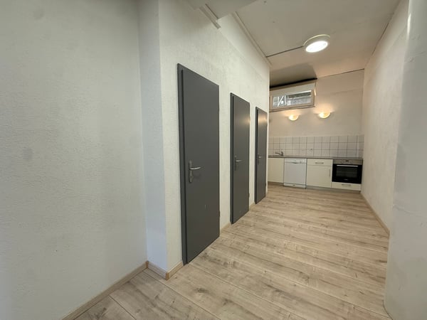 À LOUER - 2 GRANDS LOCAUX COMMERCIAUX AVEC VITRINE SUR RUE À ROMONT 9