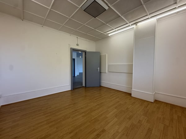 À LOUER - 2 GRANDS LOCAUX COMMERCIAUX AVEC VITRINE SUR RUE À ROMONT 6