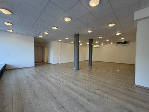 À LOUER - 2 GRANDS LOCAUX COMMERCIAUX AVEC VITRINE SUR RUE À ROMONT 7