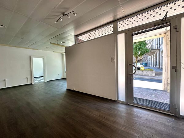 À louer - Local commercial avec vitrine et annexes | Environ 150 m² 2