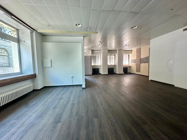 À louer - Local commercial avec vitrine et annexes | Environ 160 m² 1