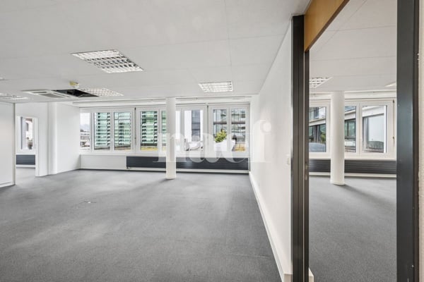 Locaux commerciaux idéalement situé au coeur de la Ville. 6