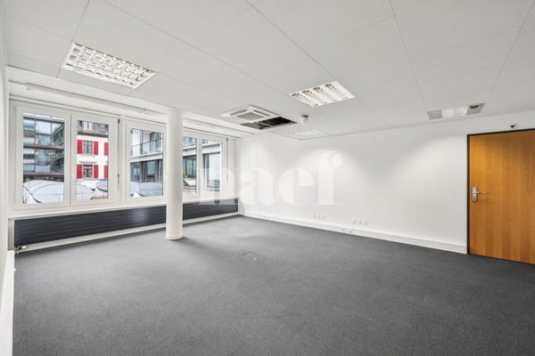 Locaux commerciaux idéalement situé au coeur de la Ville. 12