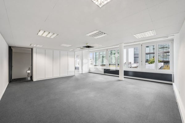 Locaux commerciaux idéalement situé au coeur de la Ville. 5