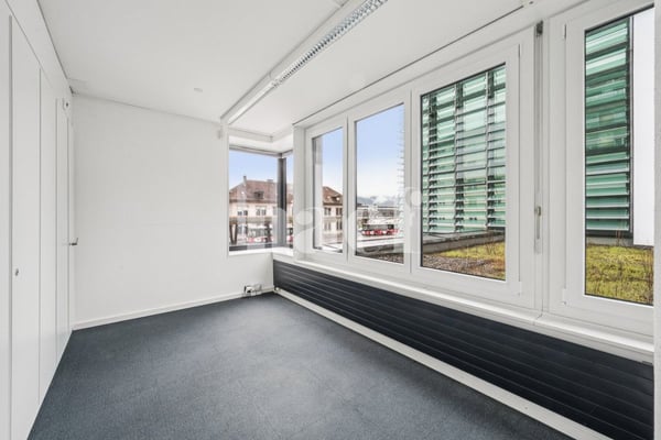 Locaux commerciaux idéalement situé au coeur de la Ville. 10