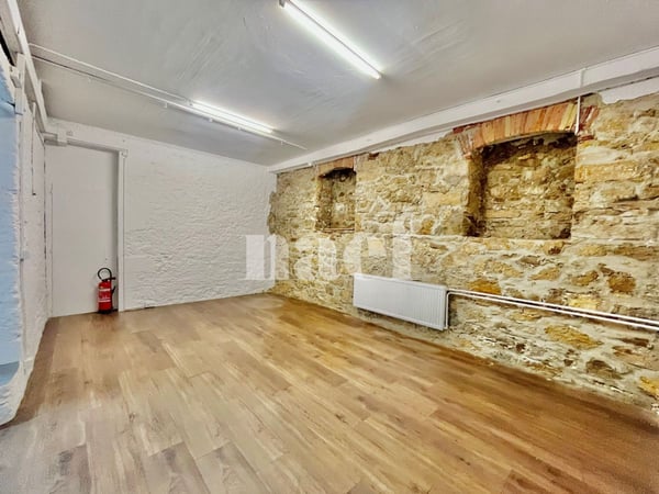 Nouveau Loyer - Local commercial/showroom avec vitrine de 15 m1 8