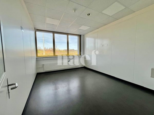 À louer – Local commercial / bureaux de 880 m² au cœur d’un espace industriel 6
