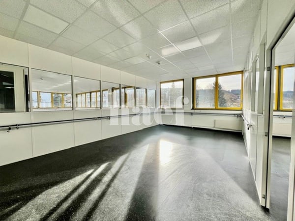 À louer – Local commercial / bureaux de 880 m² au cœur d’un espace industriel 3