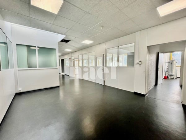 À louer – Local commercial / bureaux de 880 m² au cœur d’un espace industriel 4