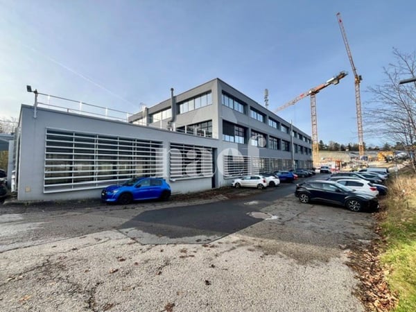 À louer – Local commercial / bureaux de 880 m² au cœur d’un espace industriel 1