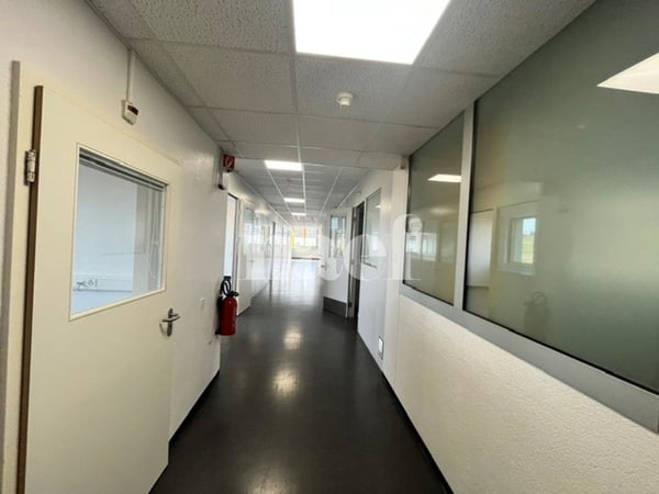 À louer – Local commercial / bureaux de 880 m² au cœur d’un espace industriel 8