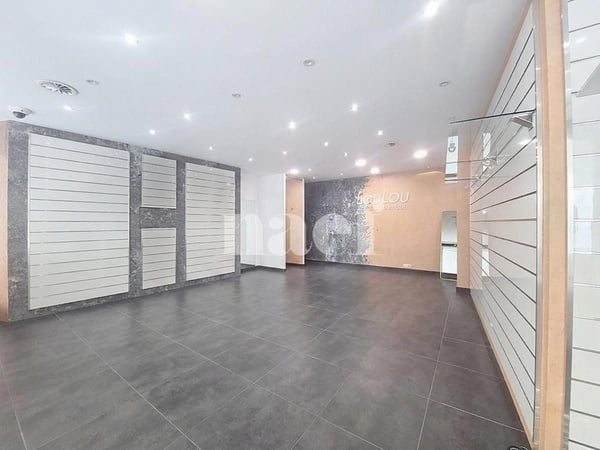 Local commercial avec vitrine et excellente visibilité au centre-ville de Neuchâtel 5