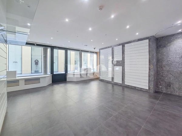 Local commercial avec vitrine et excellente visibilité au centre-ville de Neuchâtel 4