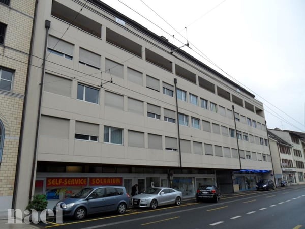 Local commercial idéalement situé avec 2 places de parc 2