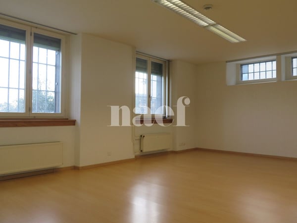 A louer, local commercial d'environ 146m2 à St-Aubin. 3