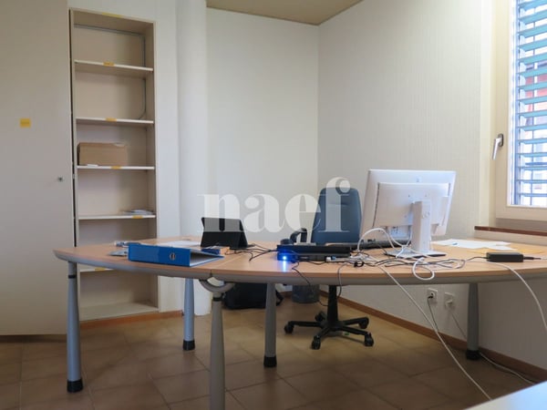 A louer, local commercial d'environ 146m2 à St-Aubin. 2