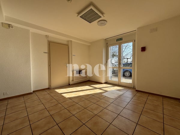 A louer, local commercial d'environ 146m2 à St-Aubin. 1