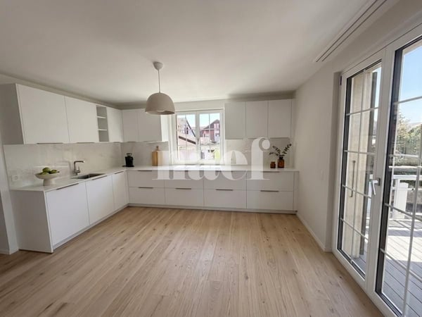 Spacieux duplex entièrement rénové de 6 pièces au 1er étage avec balcon 2