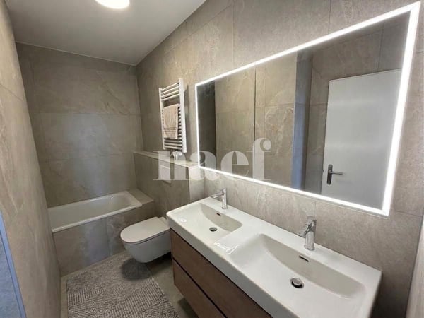 Spacieux duplex entièrement rénové de 6 pièces au 1er étage avec balcon 9