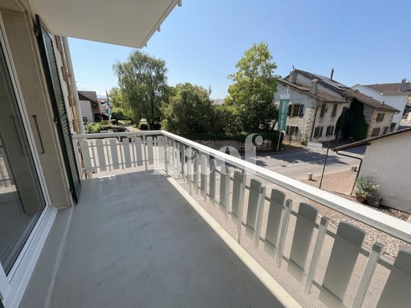 Spacieux duplex entièrement rénové de 6 pièces au 1er étage avec balcon 1