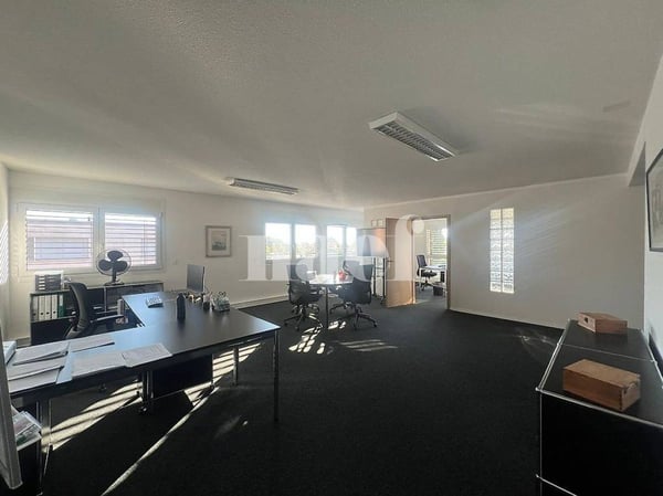 Spacieuse surface d'env. 117m2 au 1er étage avec bureaux séparés 3