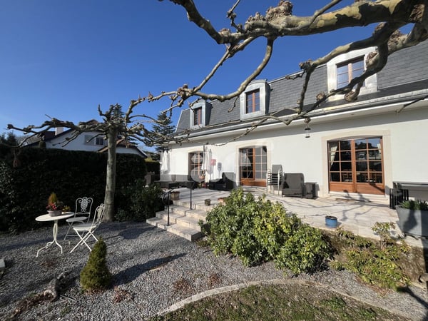 Magnifique propriété individuelle avec dépendances et un beau jardin arboré avec jacuzzi