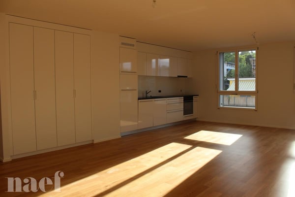 Studio moderne et lumineux idéalement situé dans le quartier de Chailly. Desservi par les transports publiques, le centre ville de Lausanne est rapidement accessible. 3
