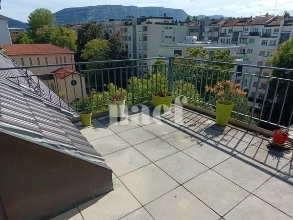 Magnifique attique avec terrasse au pied du parc Bertrand 8