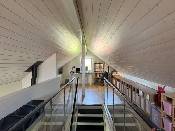 A CUARNENS, ATTIQUE 5.5 PIECES AVEC MEZZANINE DE 200 M2 POUR FAMILLE 6