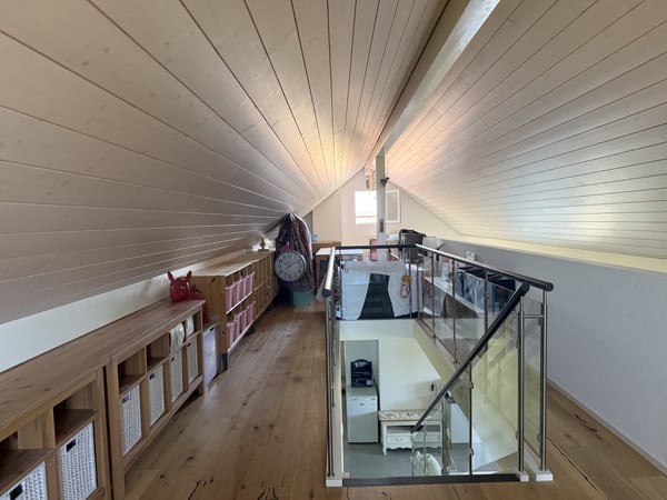 A CUARNENS, ATTIQUE 5.5 PIECES AVEC MEZZANINE DE 200 M2 POUR FAMILLE 5