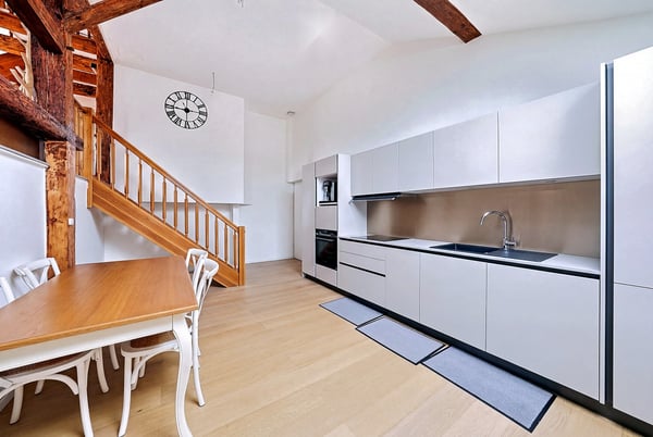 TRIPLEX DE CHARME RÉNOVÉ AVEC POUTRES APPARENTES 6