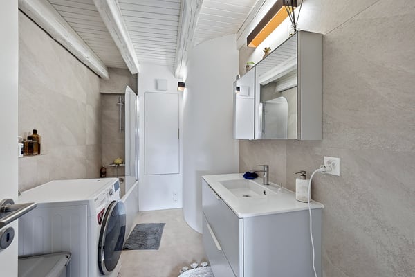 TRIPLEX DE CHARME RÉNOVÉ AVEC POUTRES APPARENTES 11