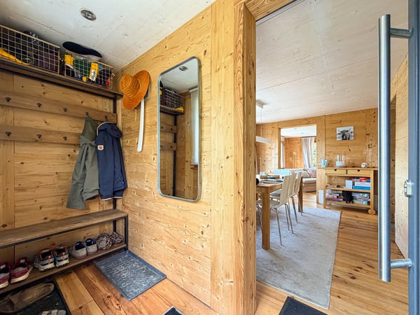 Chalet magnifiquement rénové sur une très belle parcelle plate à Ovronnaz/VS 2