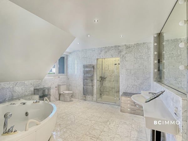 Villa de standing avec piscine intérieur 7